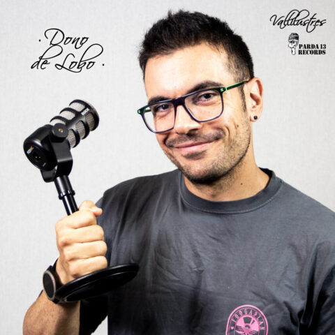 DONO DE LOBO (PUBLICIDAD Y MARKETING) "Mostrando un micrófono de podcaster" – VALLILUSTRES – 21 SEPTIEMBRE 2026