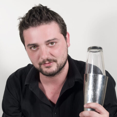 ÁLVARO VARELA ORTIZ (1er COCTELERO CAFÉ ESPAÑA) "Mostrando su shaker Boston" – VALLILUSTRES – 19 JUNIO 2012