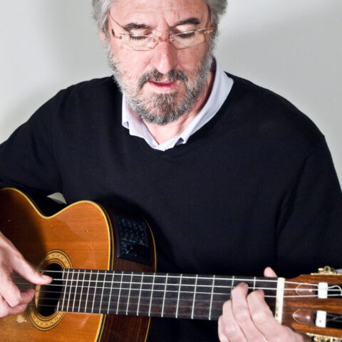 ANTONIO ORTEGA FERNÁNDEZ (MÚSICO, COMPONENTE DE CANDEAL) "Tocando su guitarra" - VALLILUSTRES - 6 MARZO 2012
