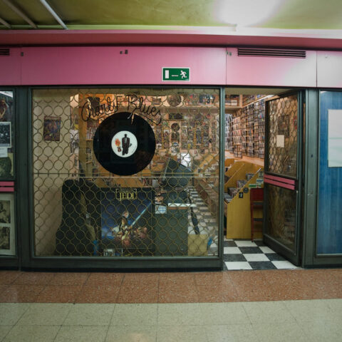 CHARLY BLUES (DUEÑO DE DISCOS CHARLY BLUES Y MÚSICO) "Fachada exterior de Discos Charly Blues" - VALLILUSTRES - 17 ABRIL 2012