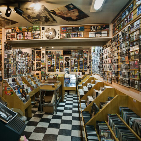 CHARLY BLUES (DUEÑO DE DISCOS CHARLY BLUES Y MÚSICO) "Interior de la tienda de Discos Charly Blues" - VALLILUSTRES - 17 ABRIL 2012