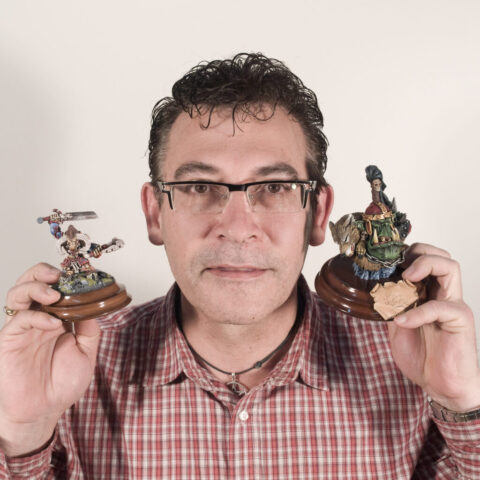 EDUARDO FERNÁNDEZ (DUEÑO DE LA LIBRERÍA MICRÓN) "Mostrando dos figuras en miniatura de su colección personal" - VALLILUSTRES - 15 MAYO 2012