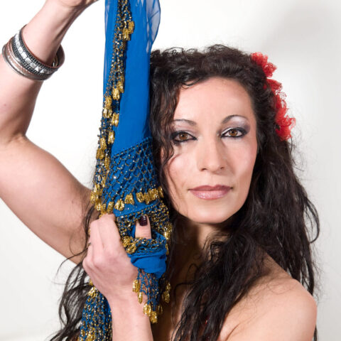 ANA SANZ "FARA DIVA" (BAILARINA, PROFESORA EN SU ESCUELA Y DUEÑA DE UNA COMPAÑÍA DE DANZA ORIENTAL Y DE DANZA CON ARMAS Y, ADEMÁS, TIENE UNA TIENDA DE ROPA ESPECIALIZADA Y DECORACIÓN ÁRABE) "Con su pañuelo de danza oriental" - VALLILUSTRES - 3 ABRIL 2012