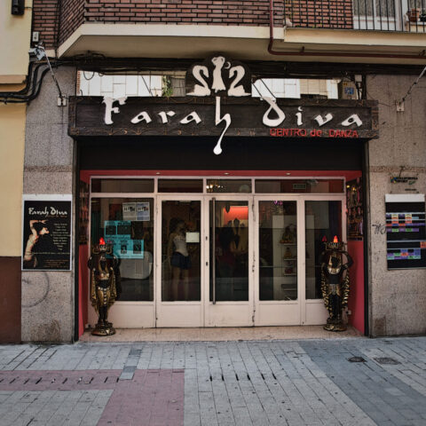 ANA SANZ "FARA DIVA" (BAILARINA, PROFESORA EN SU ESCUELA Y DUEÑA DE UNA COMPAÑÍA DE DANZA ORIENTAL Y DE DANZA CON ARMAS Y, ADEMÁS, TIENE UNA TIENDA DE ROPA ESPECIALIZADA Y DECORACIÓN ÁRABE) "Fachada de la tienda-escuela de Farah Diva" - VALLILUSTRES - 3 ABRIL 2012