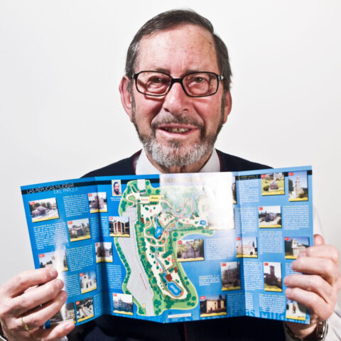 FÉLIX ARRANZ PINTO (PINTOR Y ESCULTOR, PARQUE TEMÁTICO MUDÉJAR OLMEDO) "Mostrando el plano del parque temático de sus esculturas" - VALLILUSTRES - 20 MARZO 2012 — en Valladolid.