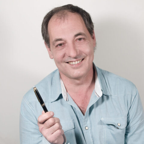 JESÚS VELASCO SOTILLO (ARTISTA, DUEÑO CAFÉ BERLÍN) "Mostrando pluma estilográfica de un amigo" – VALLILUSTRES – 12 JUNIO 2012