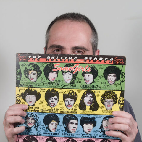 JOSÉ SENDINO (GUITARRISTA DE CELTAS CORTOS) "Mostrando un vinilo de los Stones"– VALLILUSTRES – 17 JULIO 2012