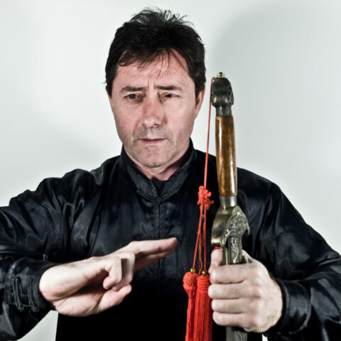 JOSÉ LUIS MELERO (MAESTRO ARTES MARCIALES Y QI GONG) "Con una de las armas de su colección" - VALLILUSTRES - 28 FEBRERO 2012