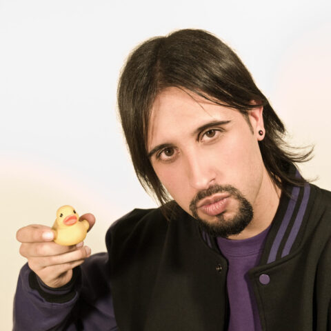 LARRY DANCE (CANTANTE Y PRODUCTOR AUDIOVISUAL) "Mostrando el pato de goma de su estudio de grabación"– VALLILUSTRES – 10 JULIO 2012