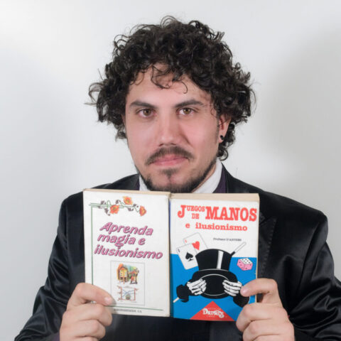 MAX VERDIÉ (MENTALISTA E HIPNOTIZADOR) "Mostrando algunos de sus libros de magia" – VALLILUSTRES – 26 JUNIO 2012