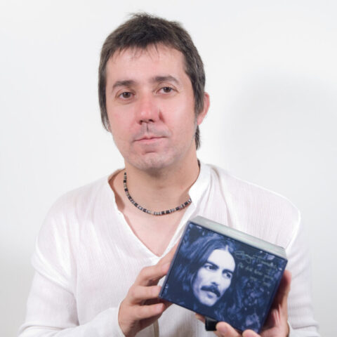 ROBERTO TERNE (PROMOTOR MUSICAL) "Mostrando un objeto personal" – VALLILUSTRES – 7 AGOSTO 2012