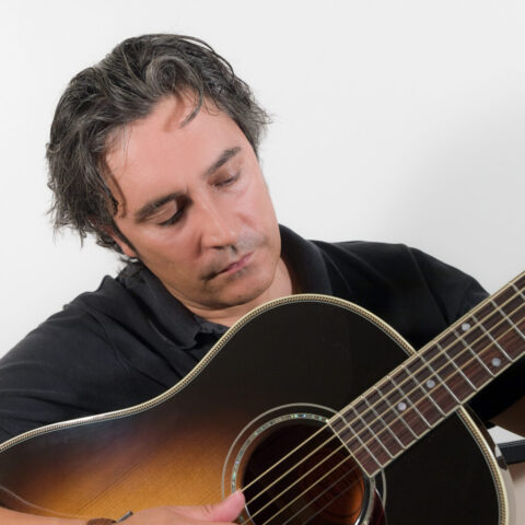 SANTIAGO IGLESIAS (CANTAUTOR) "Con su guitarra" – VALLILUSTRES – 21 AGOSTO 2012